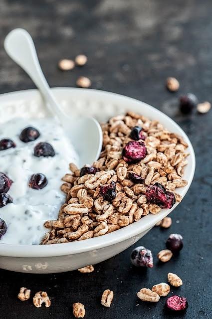 Jogurt z chia, ekspandowanym owsem i owocami