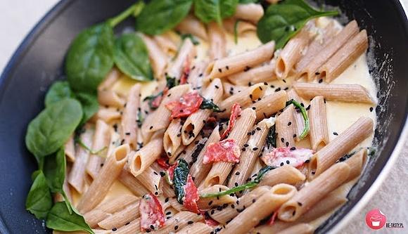 Penne z chorizo w sosie lazur