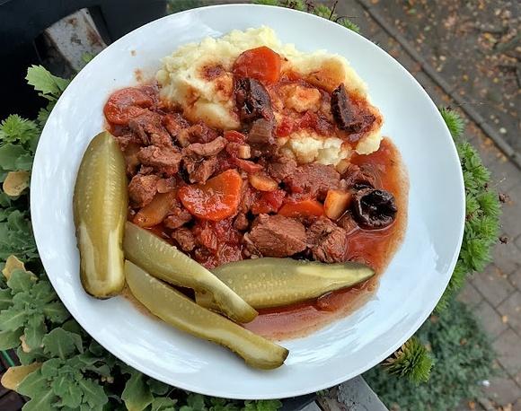 Gulasz jagnięcy z suszonymi śliwkami i pomidorami
