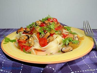 Tagliatelle z papryką i małżami