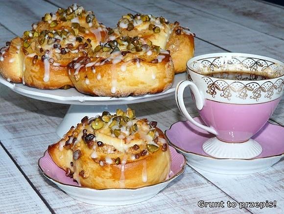Ślimaczki drożdżowe z pistacjami i masłem orzechowym
