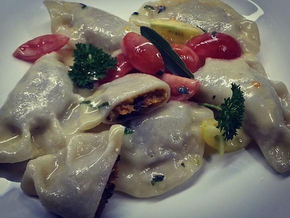 Pierogi z dynią, wędzonymi śliwkami i białą kaszą gryczaną