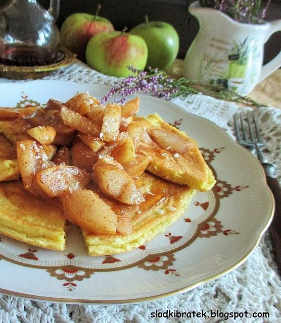 Omlet kokosowy z karmelizowanym jabłkiem