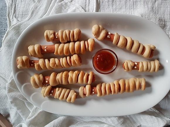 Parówki lub kiełbaski mumie na Halloween i urodziny