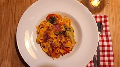 Makaron z puree dyniowo-paprykowym i szynką parmeńską