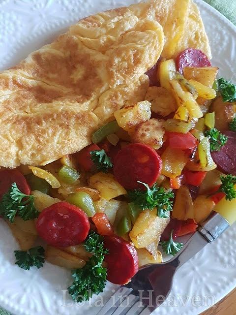 Omlet z ziemniakami i chorizo na szybki lunch