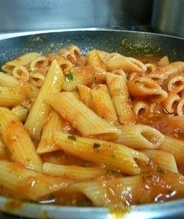 Penne arrabiata z cebulą i ziołami prowansalskimi