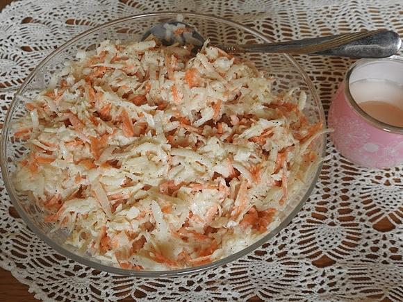 Surówka z czarnej rzepy, jabłka i marchewki
