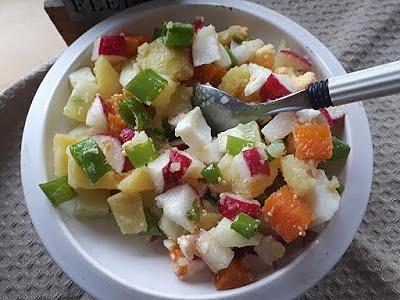 Sałatka ziemniaczana z zielonym ogórkiem i olejem pistacjowym