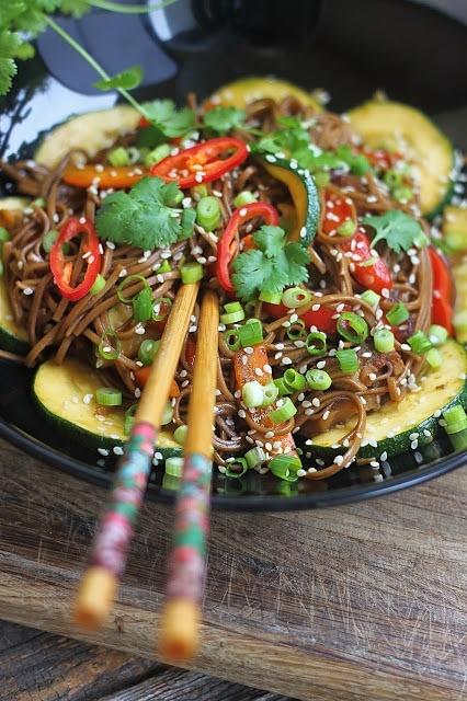 Makaron soba z wieprzowiną i warzywami