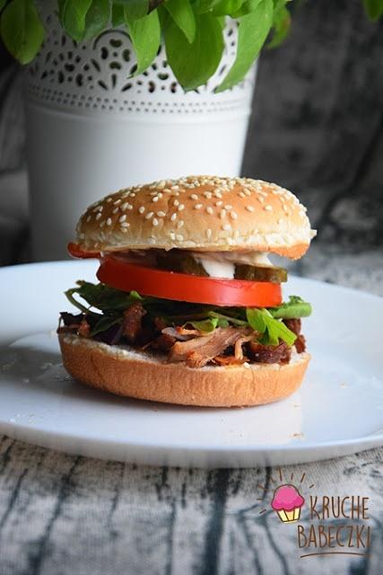 Burger z szarpaną wieprzowiną czyli pulled pork