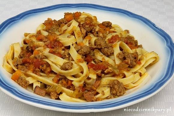 Bolognese ragu z wątróbką mlekiem i selerem naciowym
