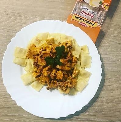 Serowe ravioli z kurczakiem w sosie kremowym