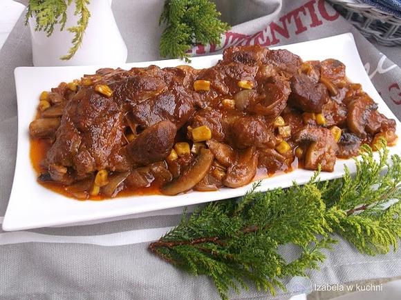 Karkówka z piekarnika z cebulą pieczarkami i kukurydzą