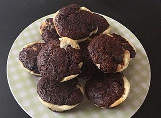 Kakaowe babeczki z serem - miękkie i wilgotne, 12 dużych muffinek