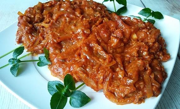 Karkówka pieczona w sosie pomidorowym