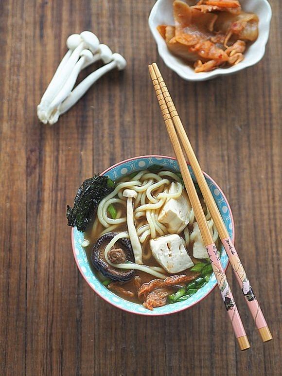 Wegetariański ramen - aromatyczna zupa z warzyw i grzybów