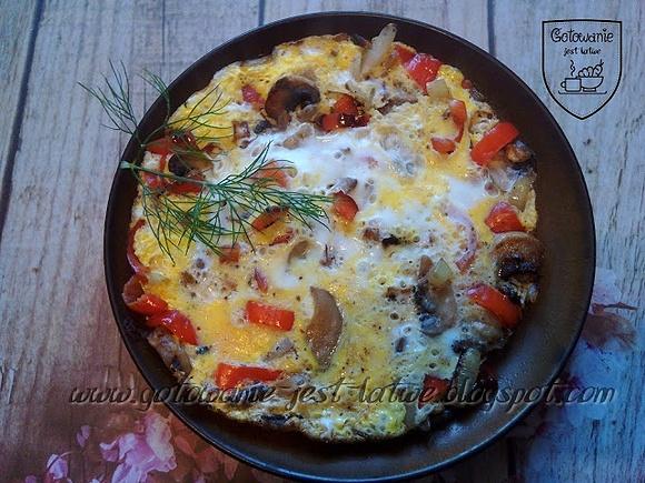 Omlet z pieczarkami i papryką