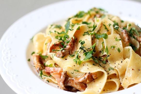 Pappardelle w śmietankowym sosie z kurkami i boczkiem