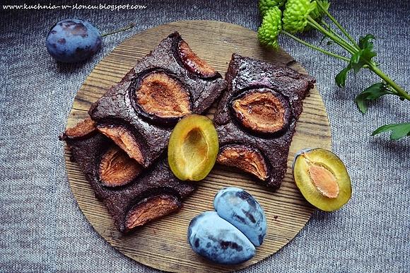 Mocno czekoladowe brownie ze śliwkami i cynamonem