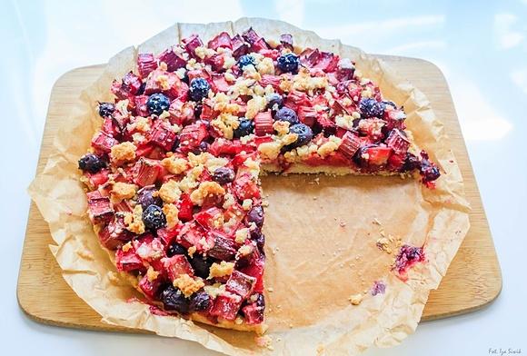 Wegańska tarta z jagodami i rabarbarem