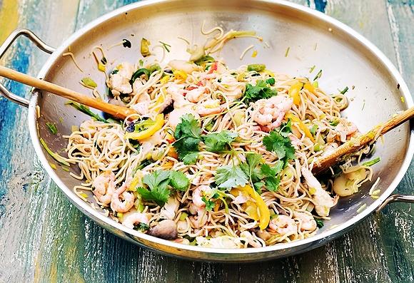 Chow mein z krewetkami i kurczakiem