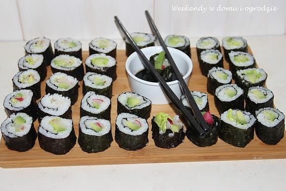 Roślinne sushi z ryżem i nori w kuchni domowej