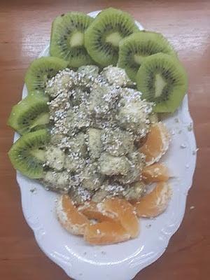 Panierowany banan z owocami i orzechami