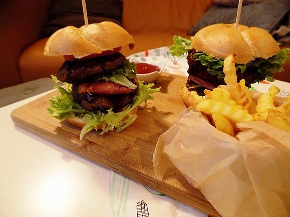 Domowy Mc Double z sosem barbecue, bekonem i karmelizowaną cebulką
