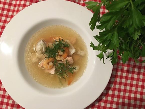 Zupa rybna z kawałkami ryb i krewetkami
