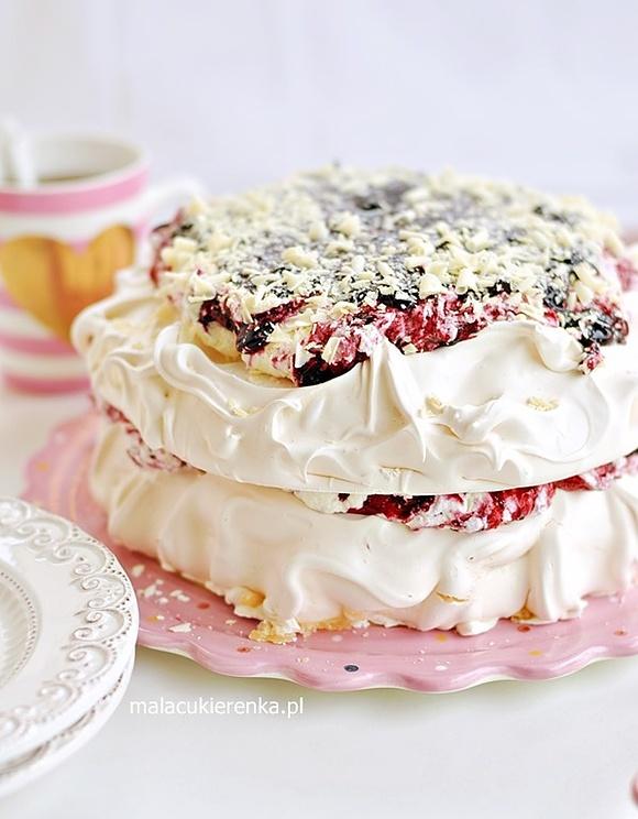 Tort bezowy z czarną porzeczką Pavlova