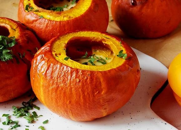 Pieczone mini dynie Hokkaido nadziewane quinoą, śliwką, wołowiną i serem