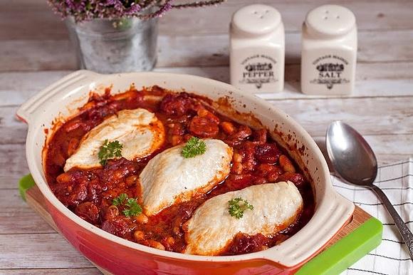 Pierś z kurczaka pieczona z chorizo i fasolą