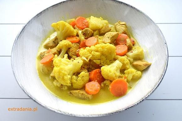 Curry z kurczakiem, kalafiorem i marchewką