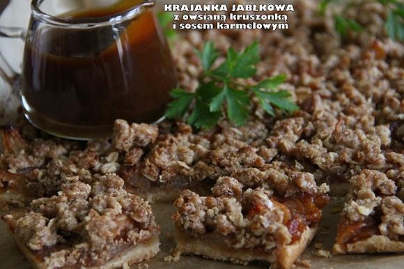 Krajanka jabłkowa z owsianą kruszonką i sosem karmelowym