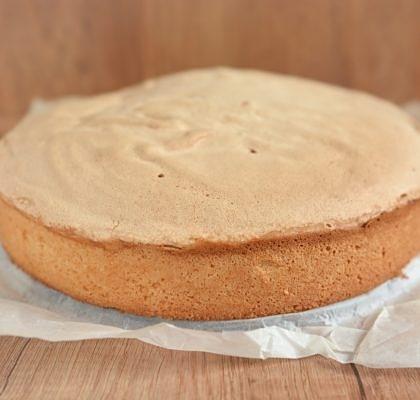 Biszkopt z chrupiącą skórką bez proszku do pieczenia