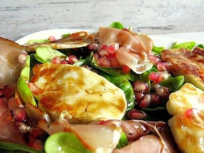 Sałatka ze szpinaku, halloumi, szynki szwarcwaldzkiej i granatów