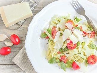 Makaron z bazylią, pomidorkami i parmezanem