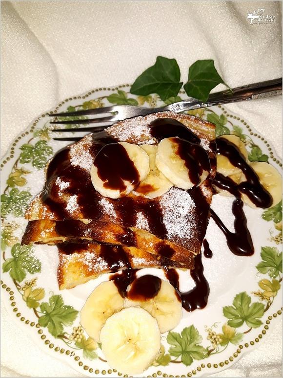 Bananowy omlet z syropem czekoladowym