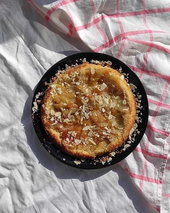 Tarta tatin z migdałami – szybkie ciasto na weekend