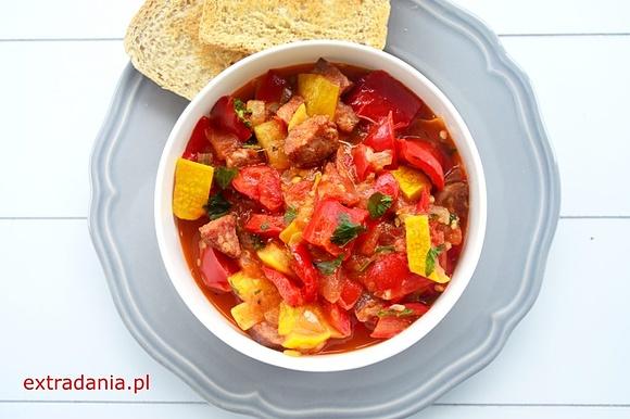 Leczo z wiejską kiełbasą i żółtą cukinią