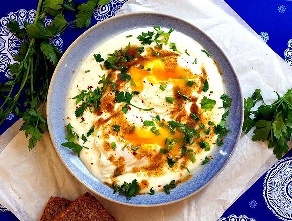 Cilbir jajka po turecku z jogurtem greckim i tahini
