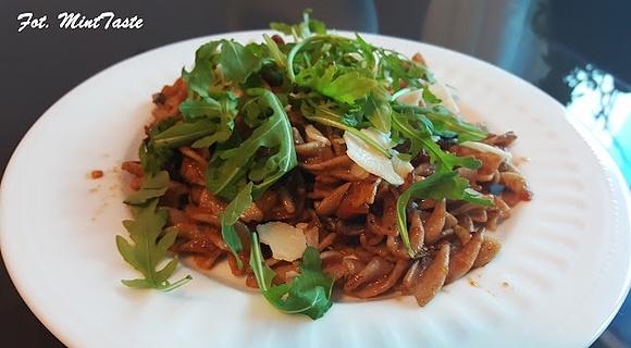 Szybki makaron z parmezanem i rukolą