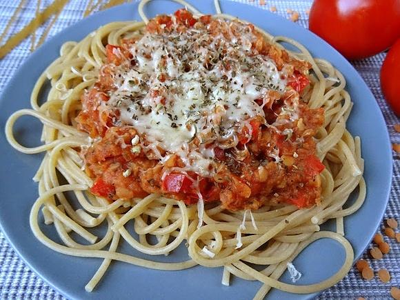 Spaghetti z soczewicą i pomidorami