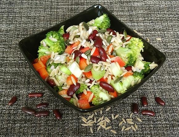 Makaronowa sałatka z brokułem i fasolą na lunch