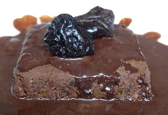 Fasolowe brownie bez pieczenia z czekoladą i śliwkami