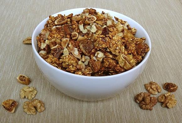 Daktylowa granola z figami i orzechami włoskimi