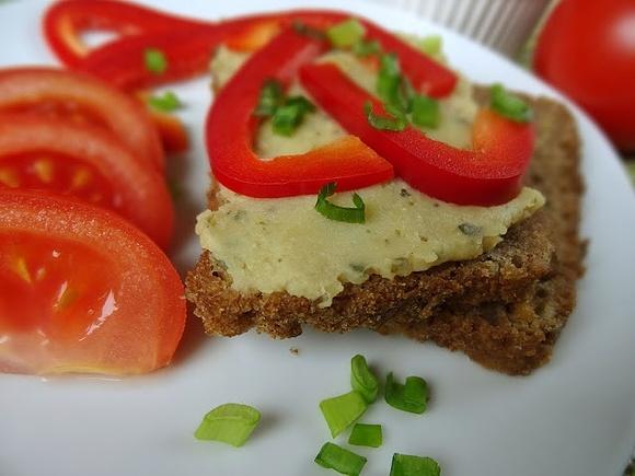 Pasta z czerwonej soczewicy z majerankiem