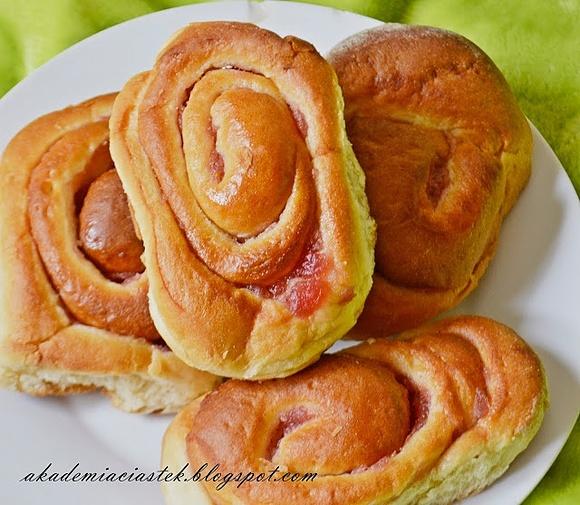 Drożdżowe ślimaczki z marmoladą różaną