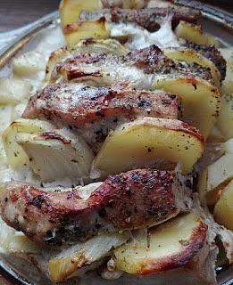 Pieczony schab z cebulą i ziemniakami
